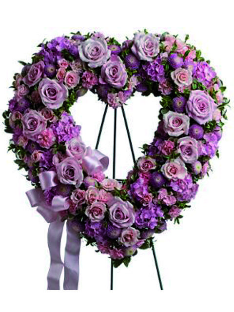 corona a forma di cuore con fiori rosa