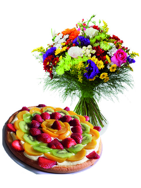 crostata alla frutta e mazzo di fiori di stagione