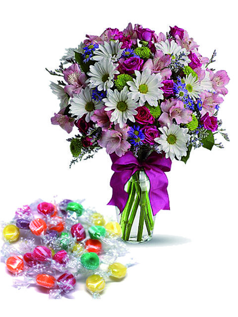 fiori misti e busta di caramelle