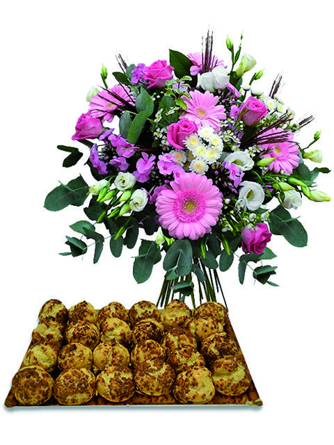 gerbere e rose con vassoio di pasticcini