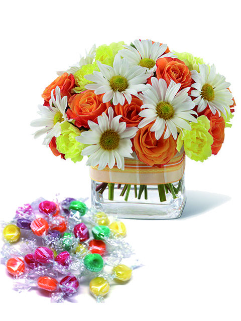 bouquet di rose arancio e margherite con caramelle