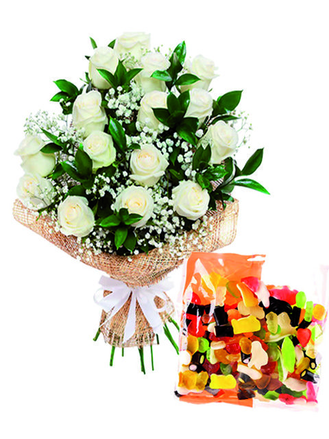 rose bianche con confezione di caramelle