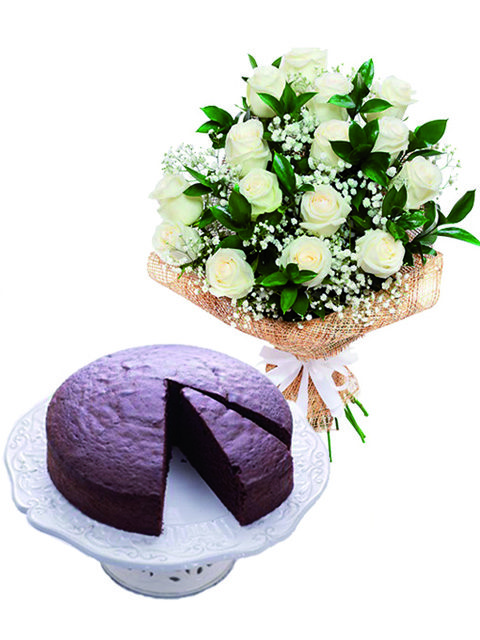 mazzo di rose bianche e torta al cioccolato