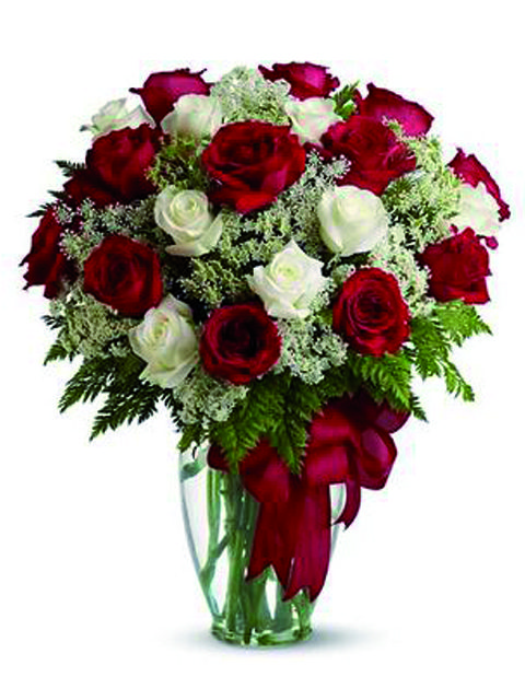 mazzo di rose rosse e bianche