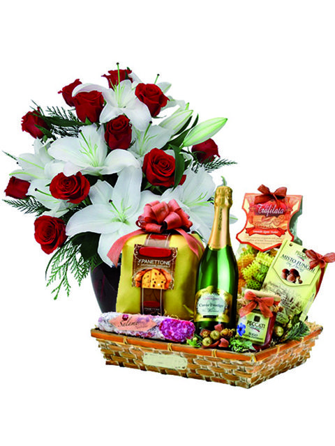 cesto di natale con rose rosse e gigli