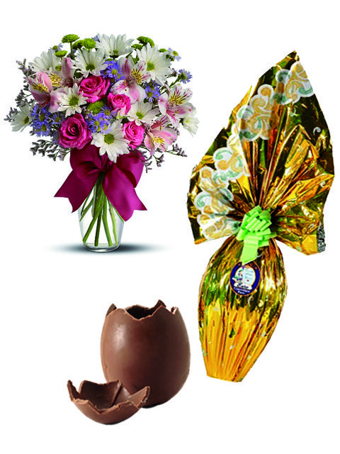 un uovo di pasqua e bouquet di fiori