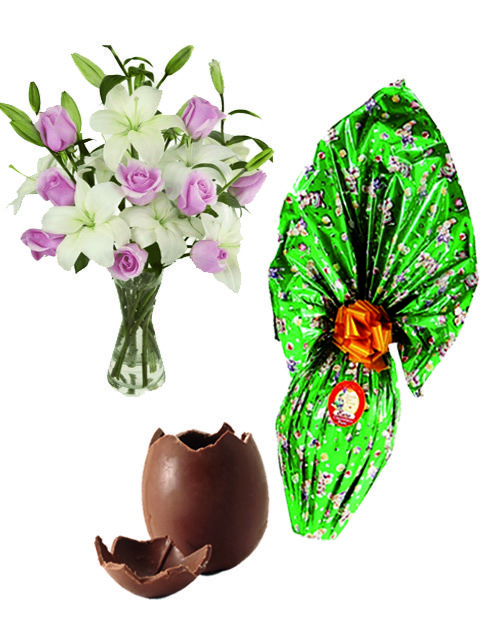 uovo di pasqua con mazzo di rose e gigli
